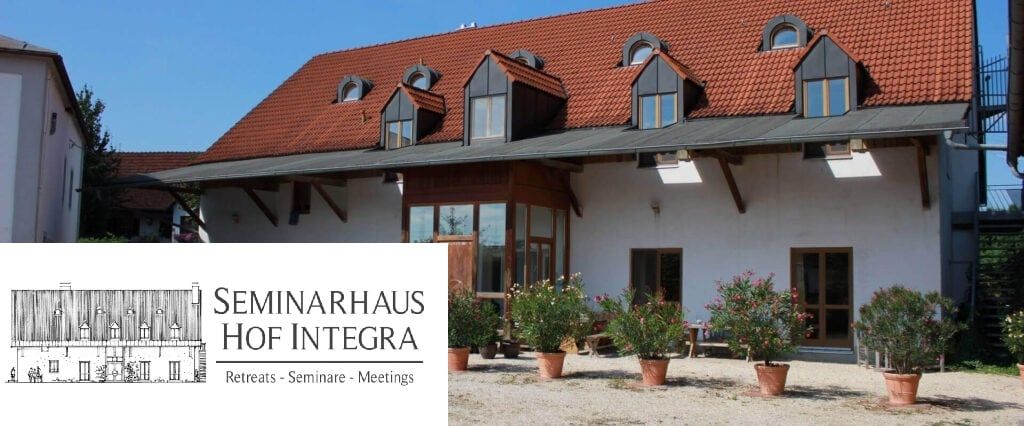 Seminarhaus Hof Integra — Gebäude mit rotem Dach und sonnigem Innenhof